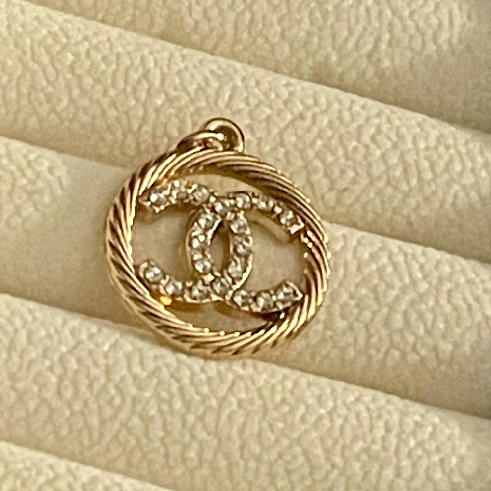 Chanel Zipper Pull - Picture 2 of 5